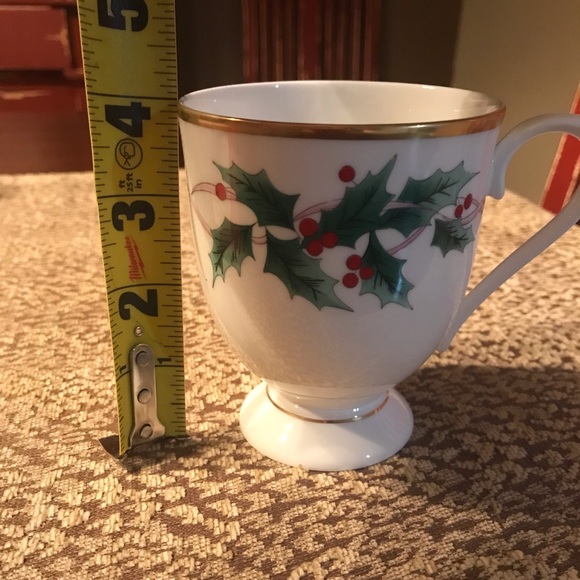 Vintage Ribbon Holly Mug Set - Picture 5 of 6